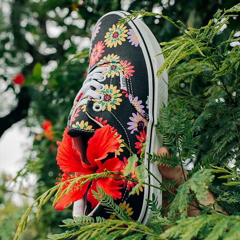 Vans com flores sales vermelhas