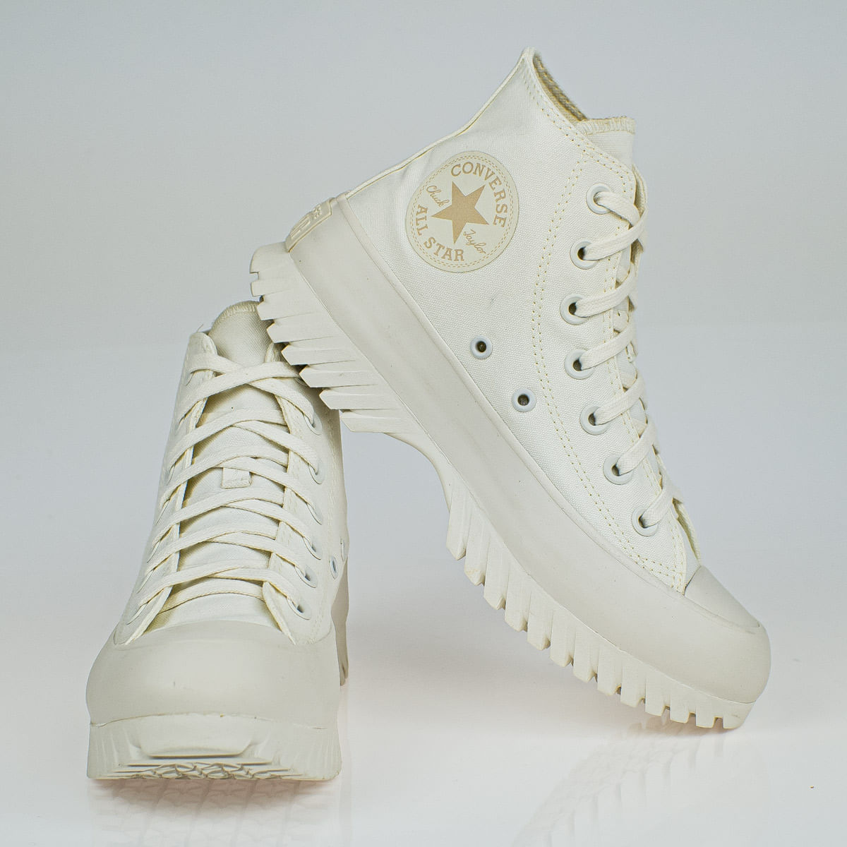 All Star Lugged branco em fundo cinza