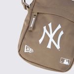 MBP22BAG004-Mini-Bolsa-Transversal-New-Era-New-York-Yankees-Kaki.03