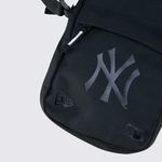 MBP22BAG005-Mini-Bolsa-Transversal-New-Era-New-York-Yankees-Black-on-Black-03