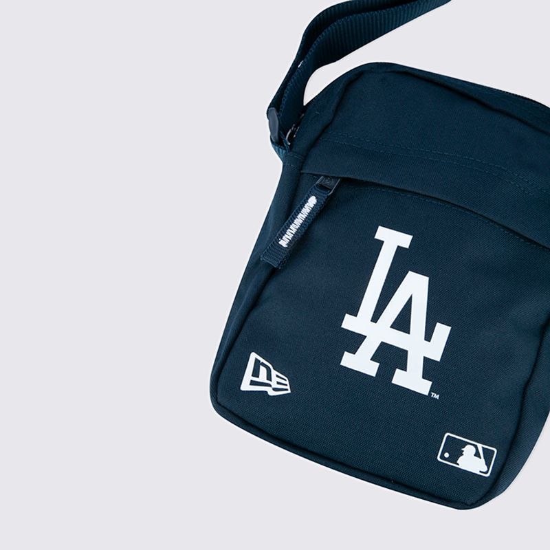 MBP22BAG007-Mini-Bolsa-Transversal-New-Era-MLB-Los-Angeles-Dodgers-Azul-03