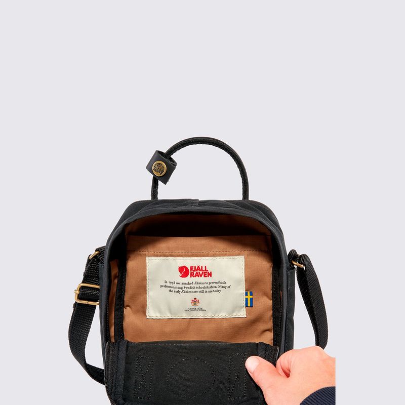 F23799550-Bolsa-Fjallraven-KANKEN-NO.2-BLACK-SLING-Preto-06