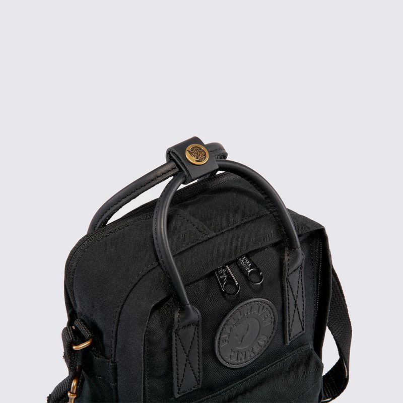 F23799550-Bolsa-Fjallraven-KANKEN-NO.2-BLACK-SLING-Preto-07