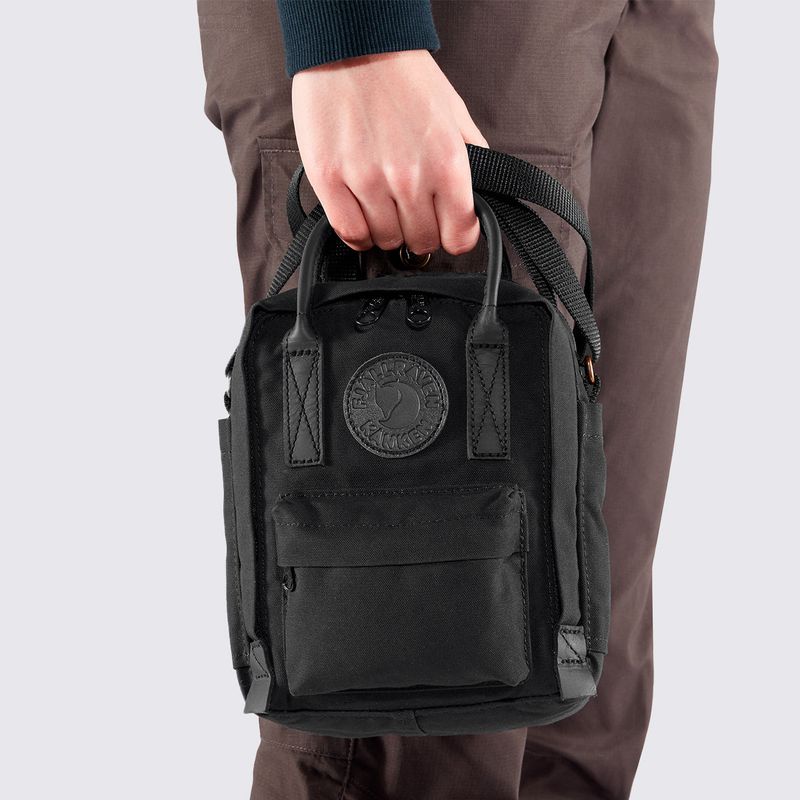 F23799550-Bolsa-Fjallraven-KANKEN-NO.2-BLACK-SLING-Preto-08