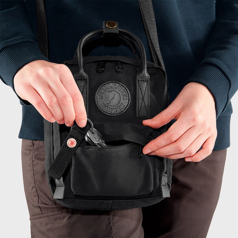 F23799550-Bolsa-Fjallraven-KANKEN-NO.2-BLACK-SLING-Preto-9