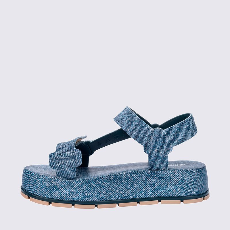 Cor-BG676-MELISSA-FLOWING-PLATFORM-DENIM-AD-Variacao-2