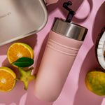 41067197770001-Caneca-Termica-On-The-Go-Le-Creuset-Shell-Pink-350-ML-variacao-06
