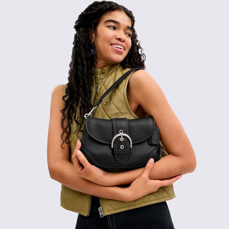 Bolsa Coach Soho em Couro Regenerativo Preto - Menina Shoes