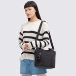 I7725P39-Bolsa-Kipling-Minta-M-Preto-variacao-06