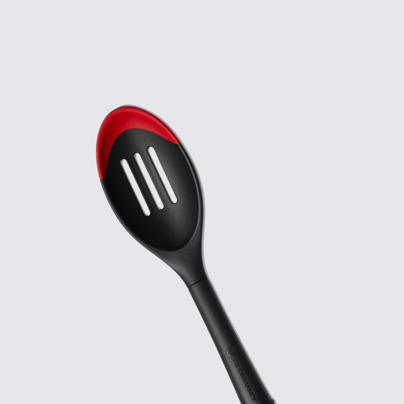 93100300060008-Colher-Vazada-Revolution®-Duo-Material-Le-Creuset-Vermelho-variacao-03